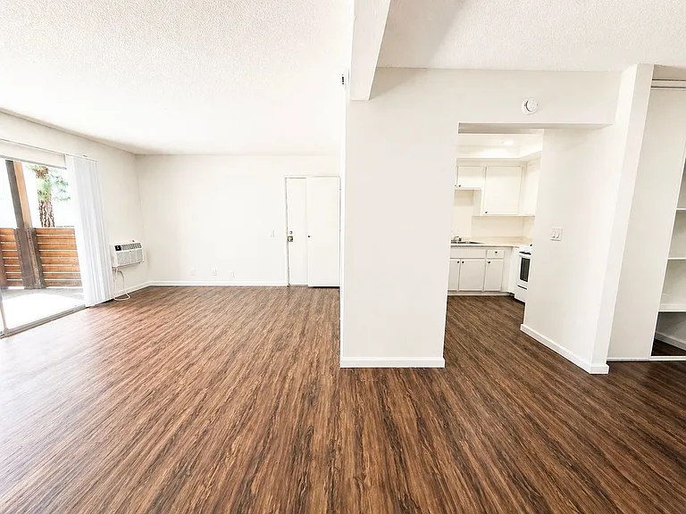 Daisy Apartments — Photo 19