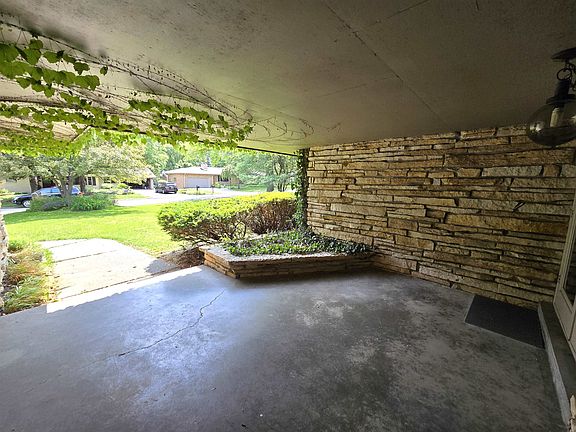 3rd image of 1720 Stratford Ln