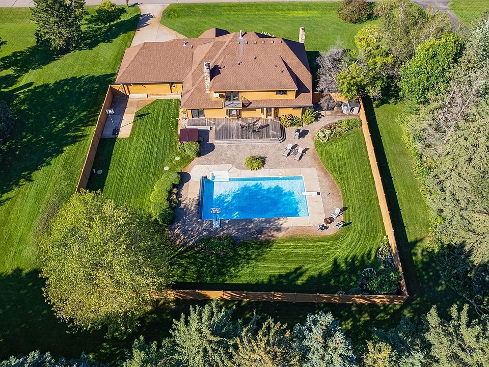 1st image of 20 Hill Farm Cir