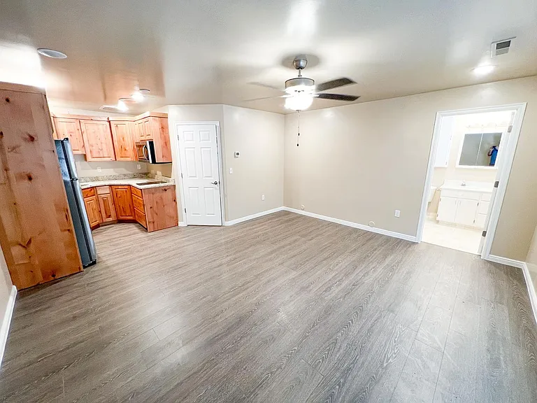1060 N Louis St — Photo 8
