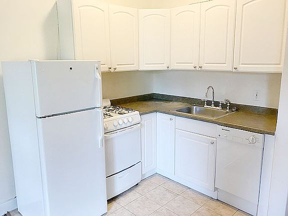 4th image of 241 E 39th St APT 3F