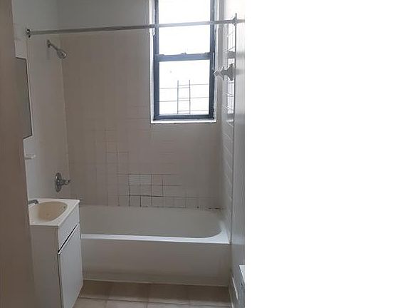 3rd image of 942 Avenue Saint John APT 4B
