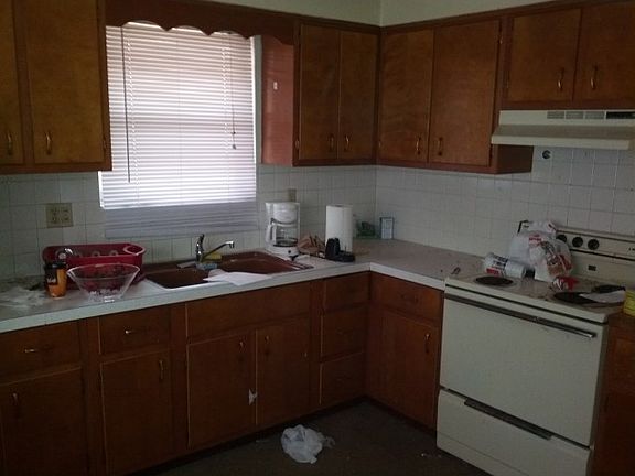 3rd image of 700 1/2 NW 5th St