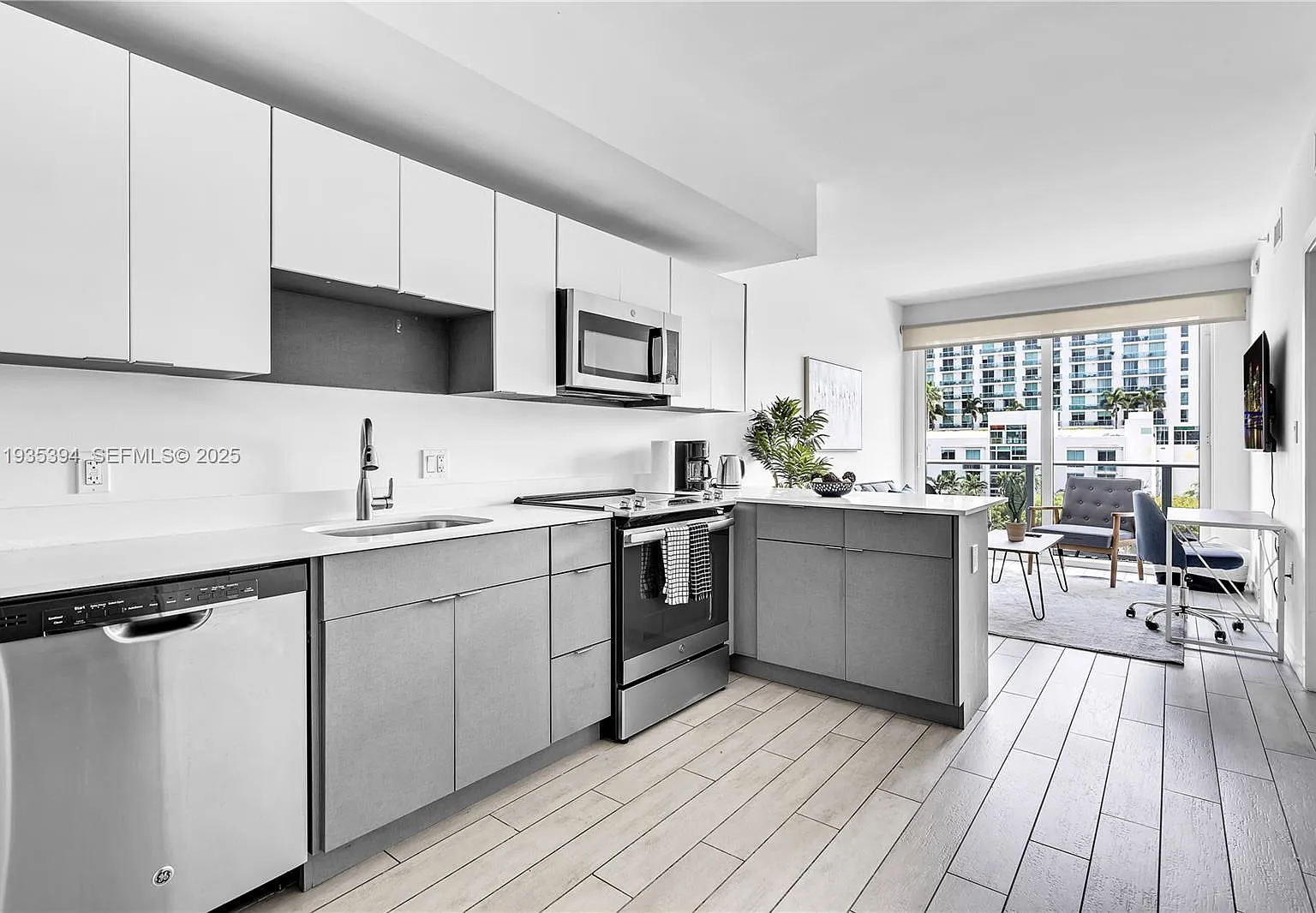 1 bed, 1.0 bath, 560 sqft, $2,500 — Photo 1