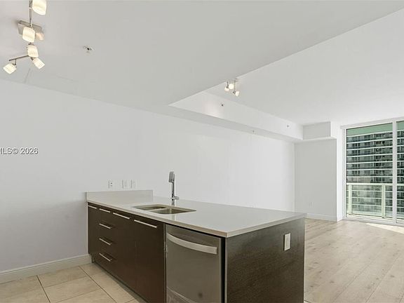 5th image of 1900 N Bayshore Dr APT 1900