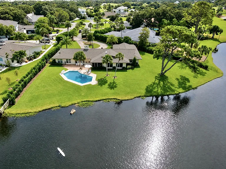 Oversized lot measuring 0.89 acre