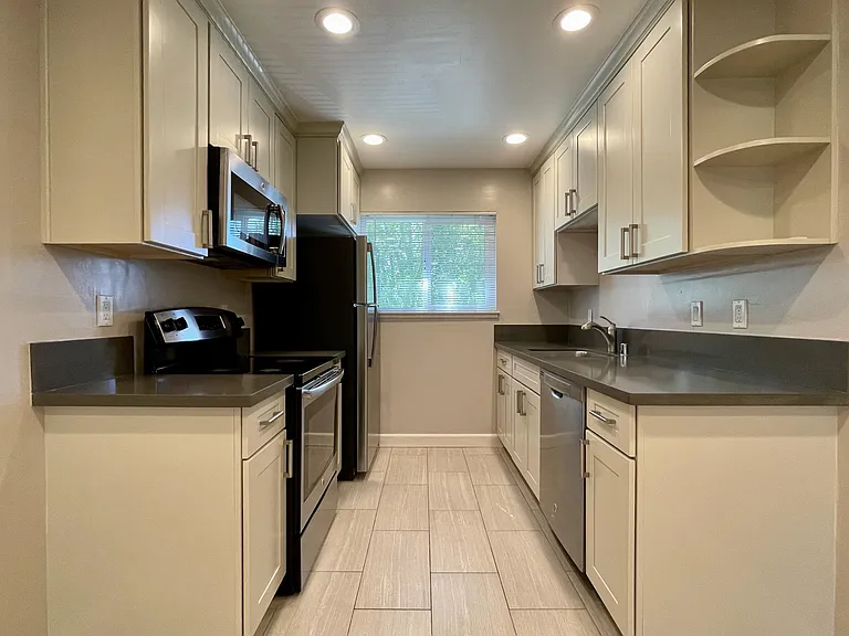 1588 Ontario Dr #4 — Photo 8