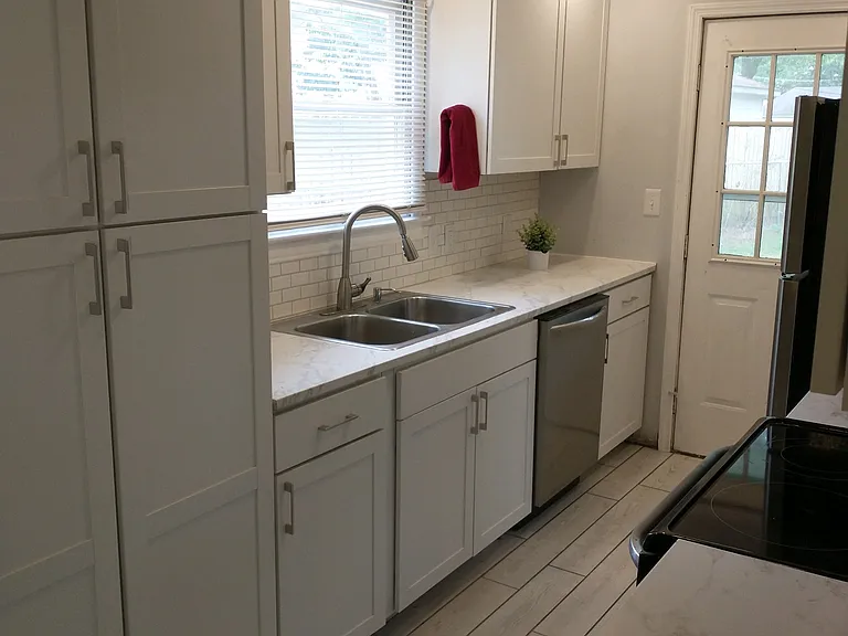 1403 Oak St — Photo 3
