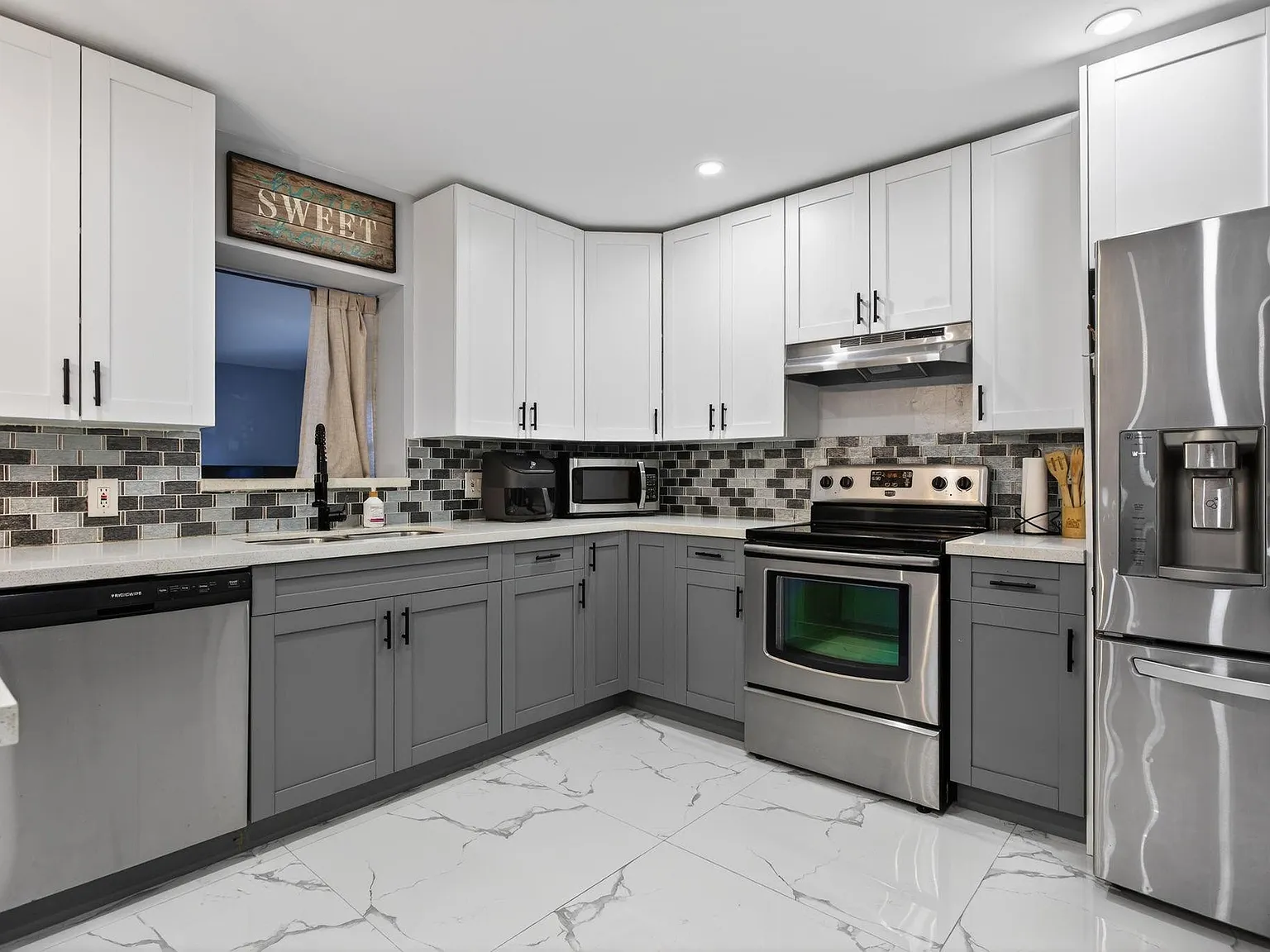 3 bed, 2.0 bath, 1816 sqft, $3,500 — Photo 4