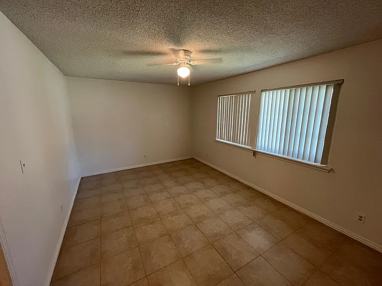 400 W Blaine St — Photo 16