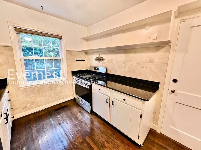 2 bed, 1.0 bath, 1050 sqft, $1,995 — Photo 3