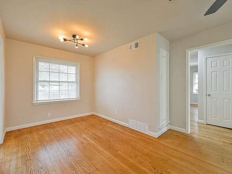 dinning room to hallway