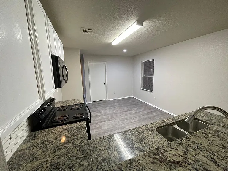 1512 Queens Brook Ln — Photo 11