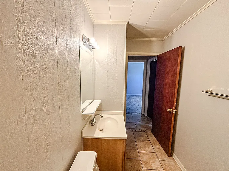 318 Porter Ave — Photo 18