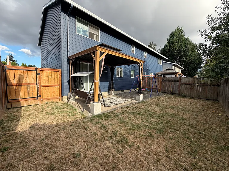 1426 NE Thomas Ct — Photo 22