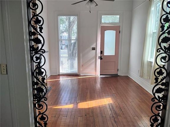 4th image of 2812 Banks St