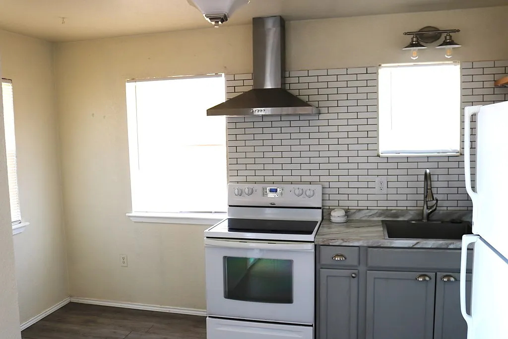 3 bed, 1.0 bath, 928 sqft, $1,300 — Photo 2