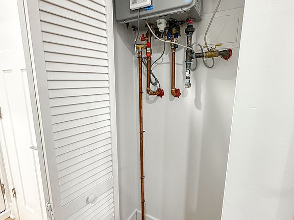 4th image of 5300 N Magnolia Ave #5300
