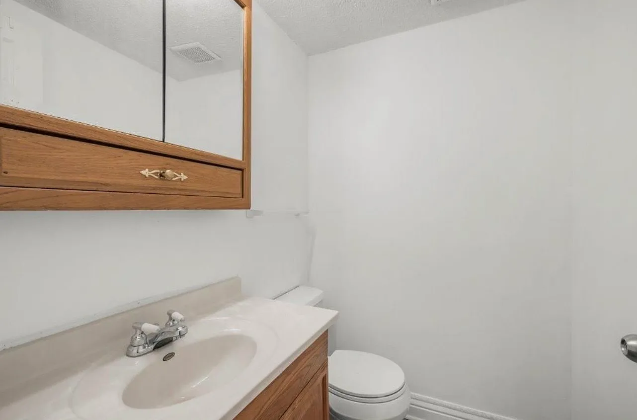 3 bed, 1.5 bath, 1500 sqft, $2,300 — Photo 3
