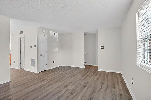 3 bed, 1.5 bath, 1325 sqft, $1,700 — Photo 3