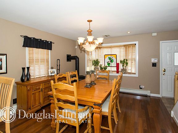 4th image of 141 Bellport Ave