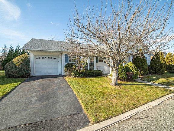 4th image of 6 Danielle Ln
