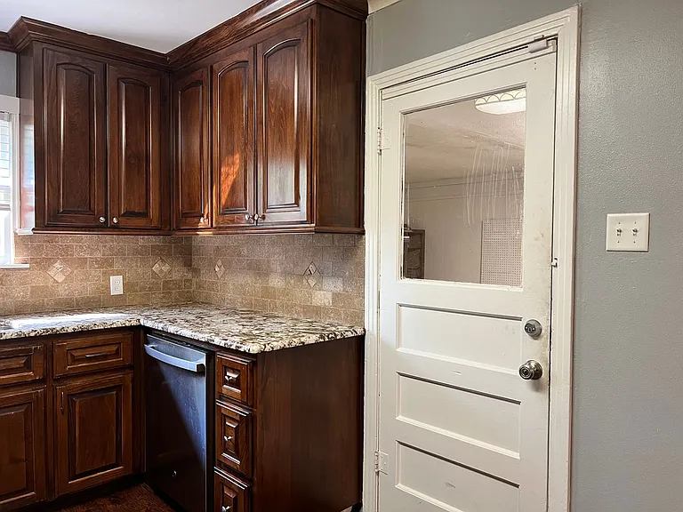 1225 San Antonio St — Photo 14