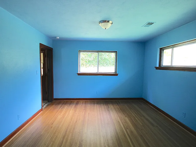 1501 Akins Dr — Photo 6