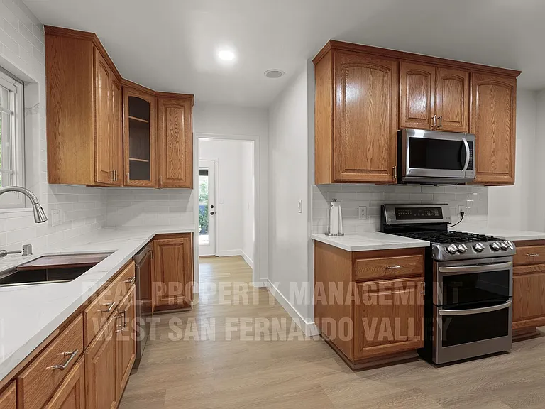 12920 Aetna St — Photo 13