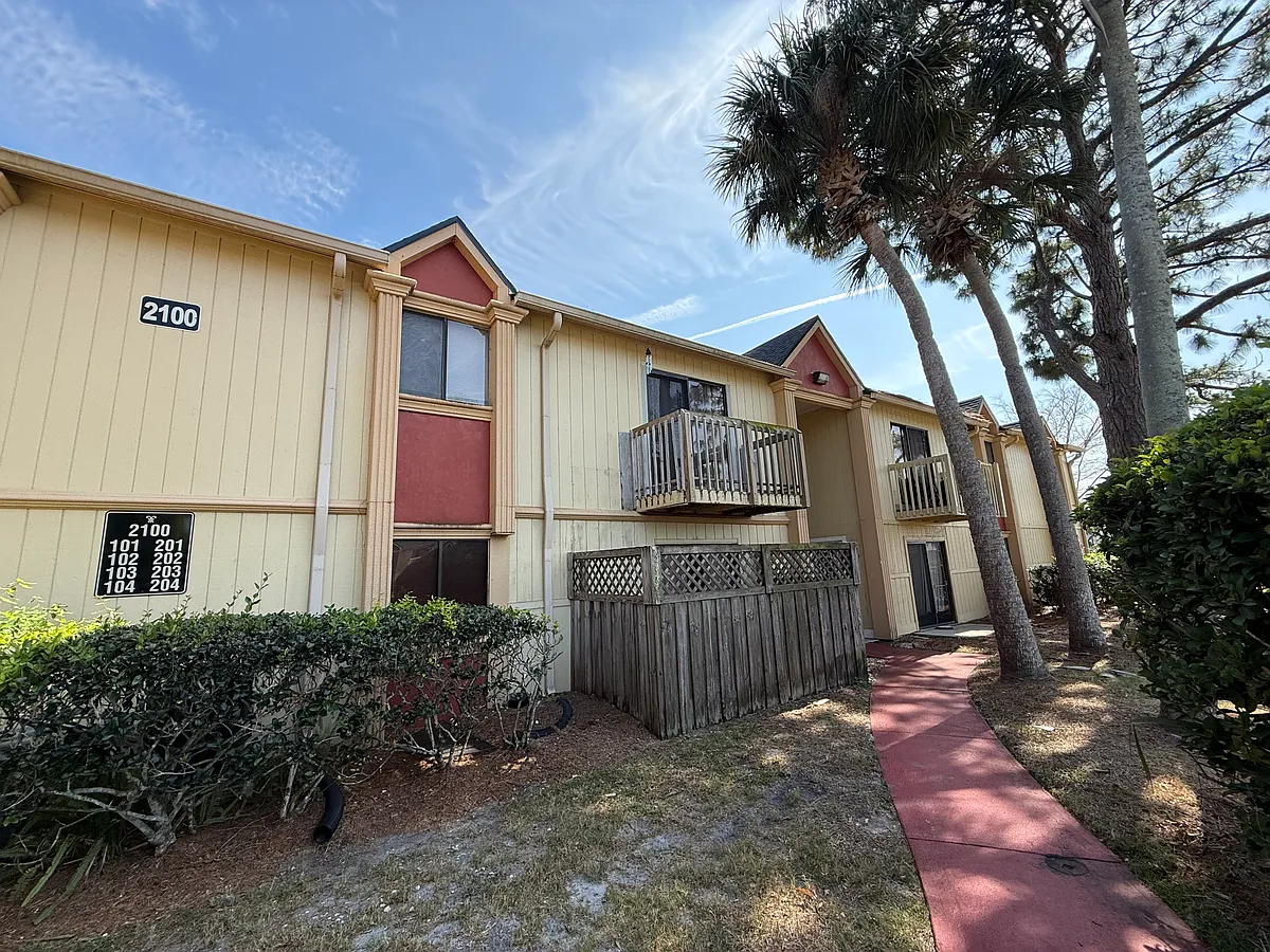 Building Photo - 2100 Forest Knoll Dr NE #202