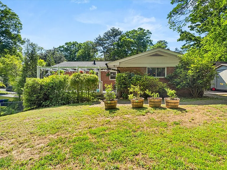 1497 Holly Ln — Photo 16
