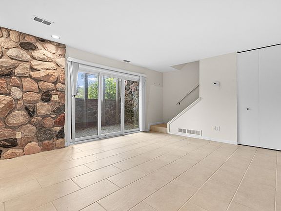 3rd image of 3844 Greenleaf Cir
