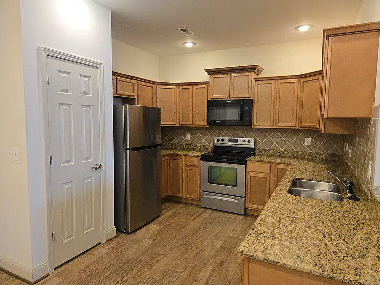 400B Lincoln Ave — Photo 2