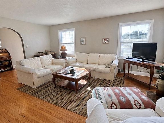 3rd image of 1114 W Liberty Dr