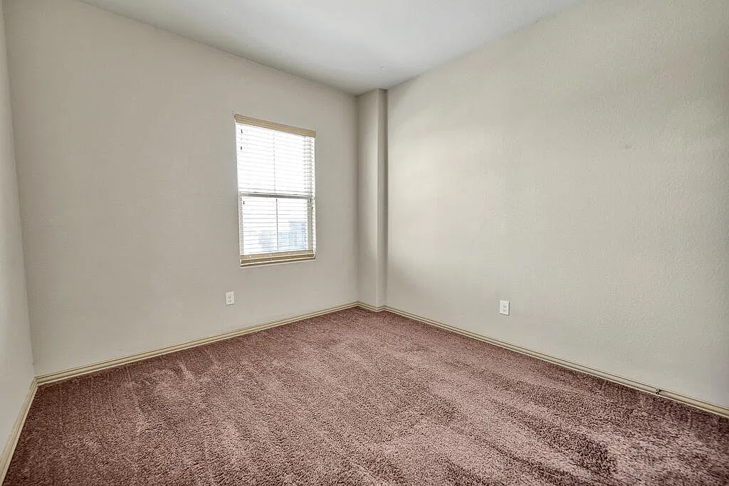 4 bed, 2.5 bath, 2829 sqft, $2,800 — Photo 2