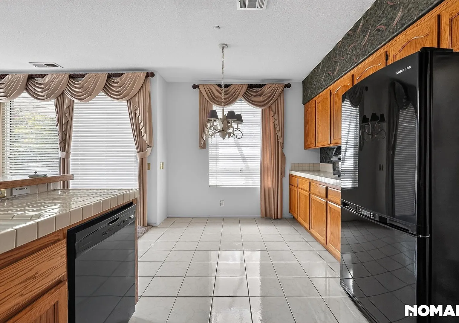 Spacious 4BR House in Fontana — Photo 2