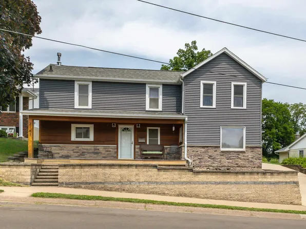 2183 Sunnyview Dr, Dubuque, IA 52001