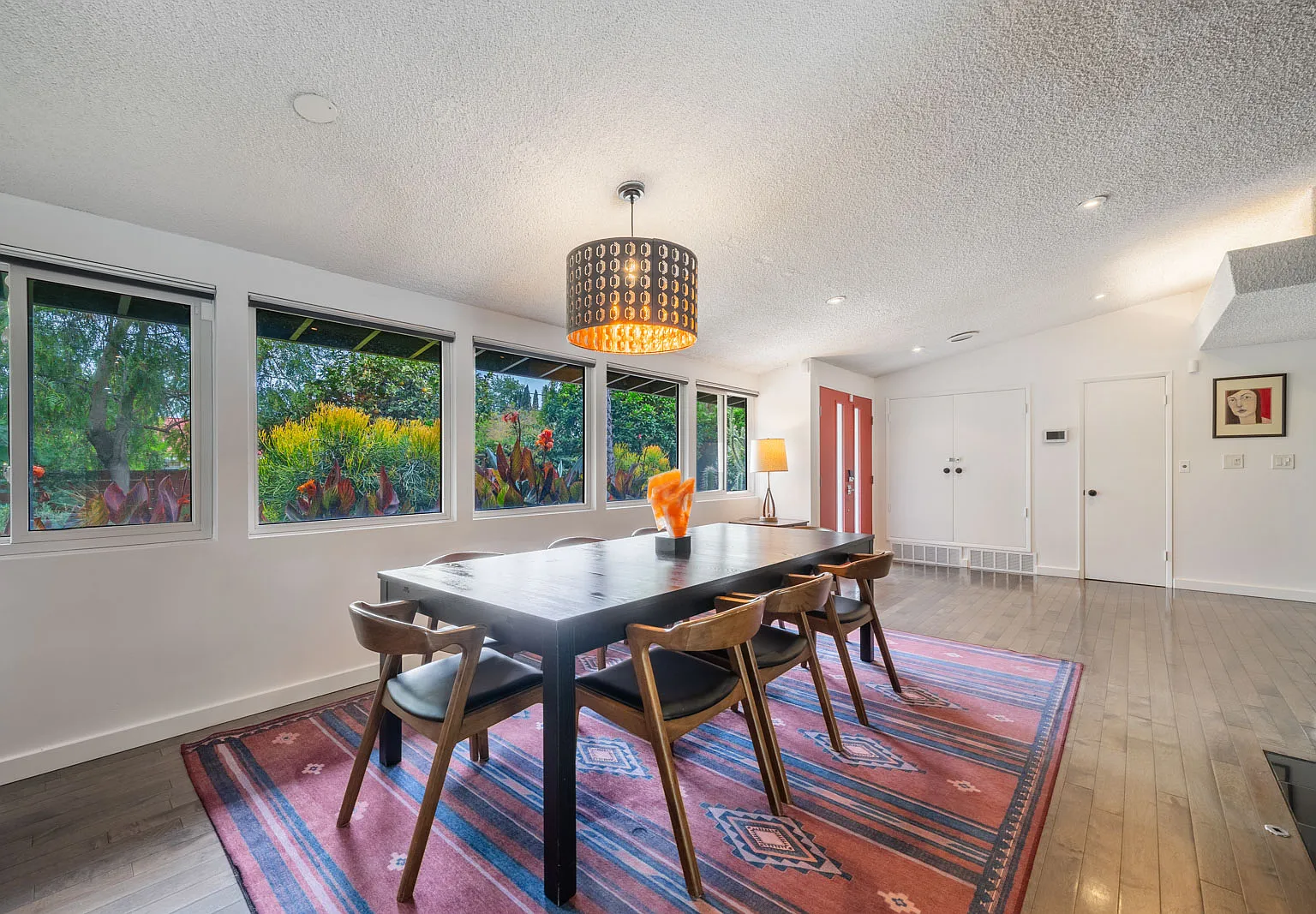 4 bed, 2400 sqft, $8,950 — Photo 4