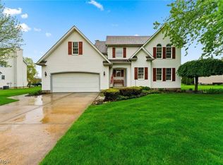 5235 Sycamore Hill Dr, New Middletown, OH 44442