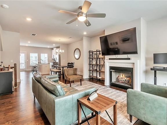 2nd image of 3757 Oxford Cir