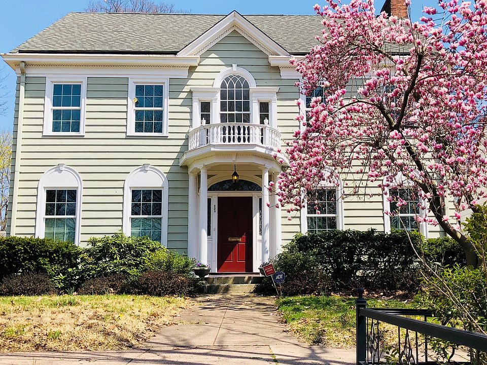2nd image of 225 W Park Ave