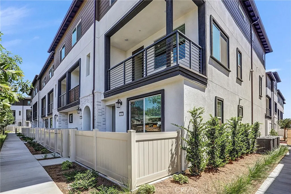 4 bed, 1672 sqft, $3,900 — Photo 1
