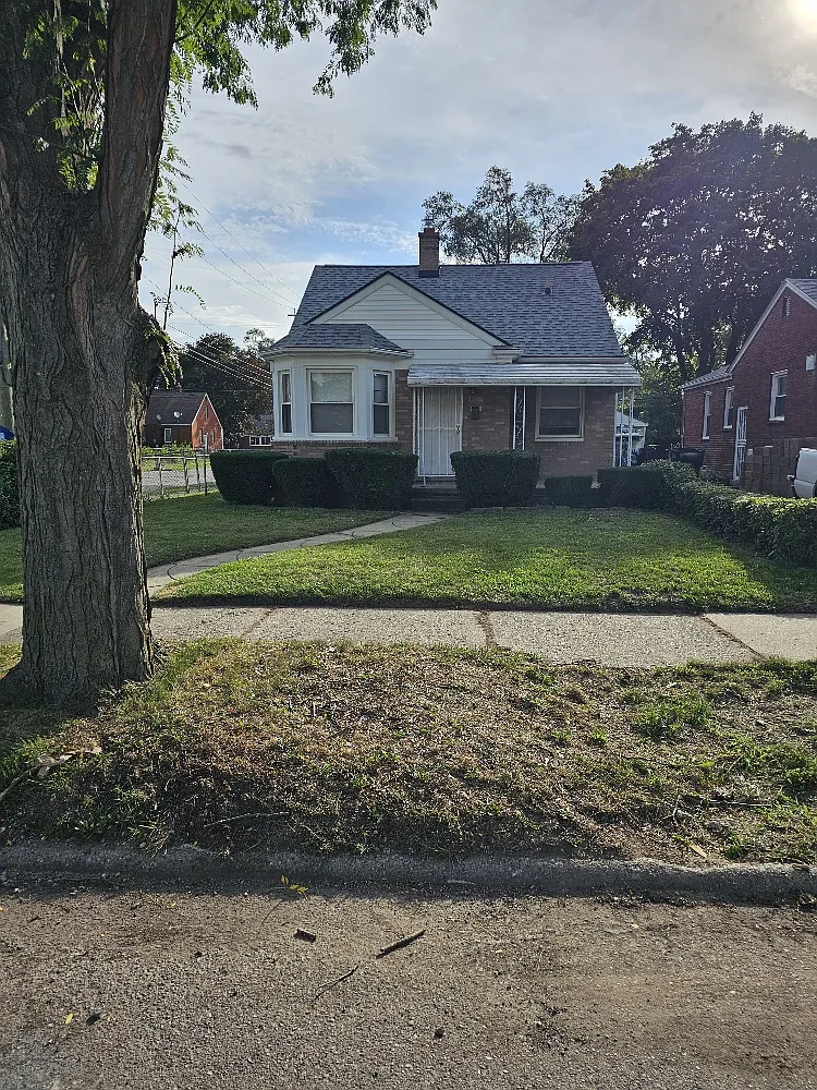 3 bed, 1.5 bath, 1100 sqft, $1,300 — Photo 1