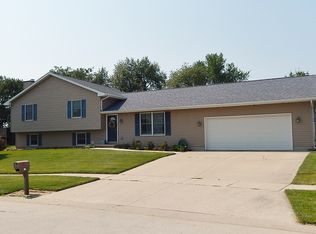 45 Kirkwood Dr, Clinton, IL 61727