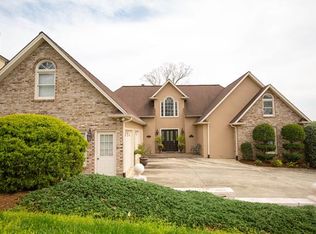 177 Mariners Point Ln, Hickory, NC 28601