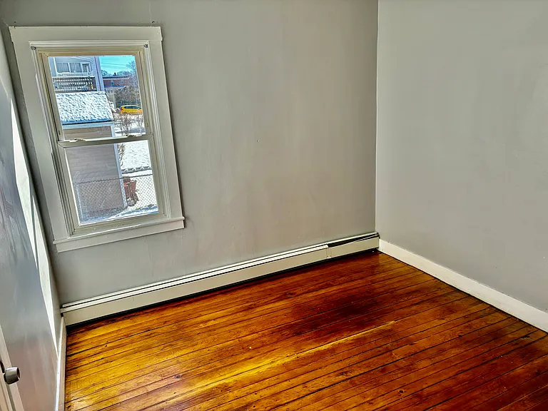 121-129 Fulton St Fall River, MA 1 Bedroom + Bonus Room! Close to New Commuter Rail — Photo 5