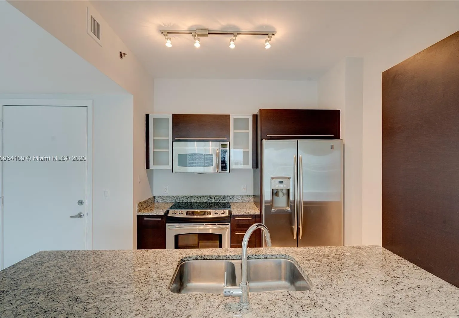 1 bed, 702 sqft, $3,350 — Photo 2