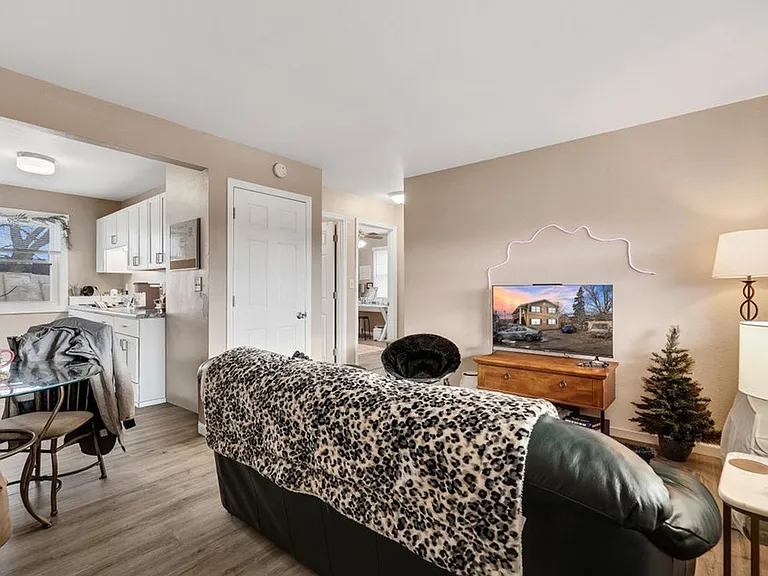 1422 Rose St — Photo 3