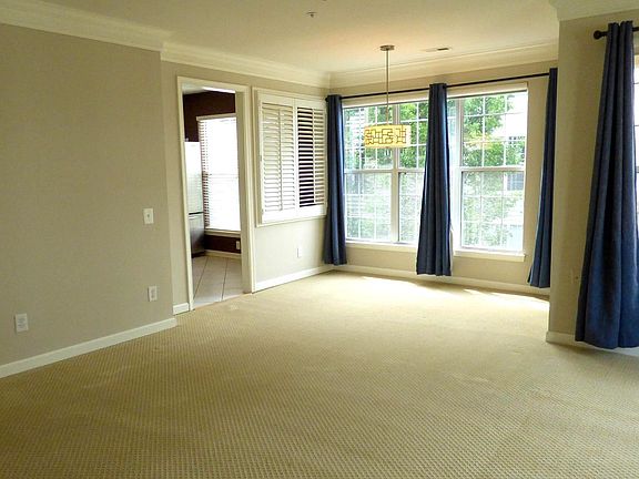 3rd image of 4104 Oxford Ln APT 302