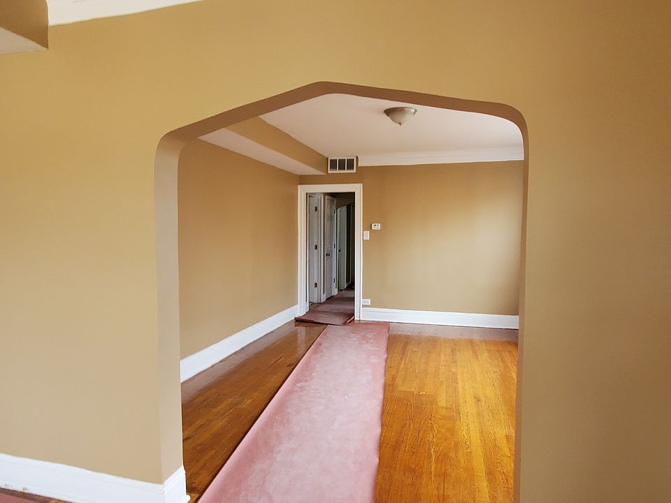 2nd image of 10140 S Rhodes Ave